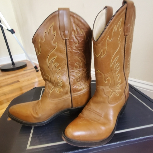 Shoes - Leather tan cowboy boot
